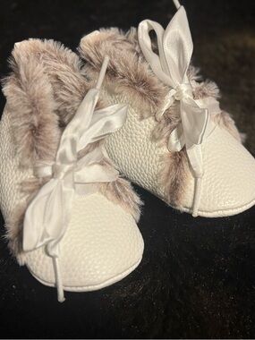 Cream Faux-Fur Trim Baby Booties with Satin Bow